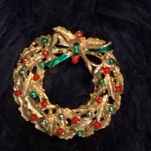 Vintage Gold tone Christmas Wreath Pin in Red and Green Stones